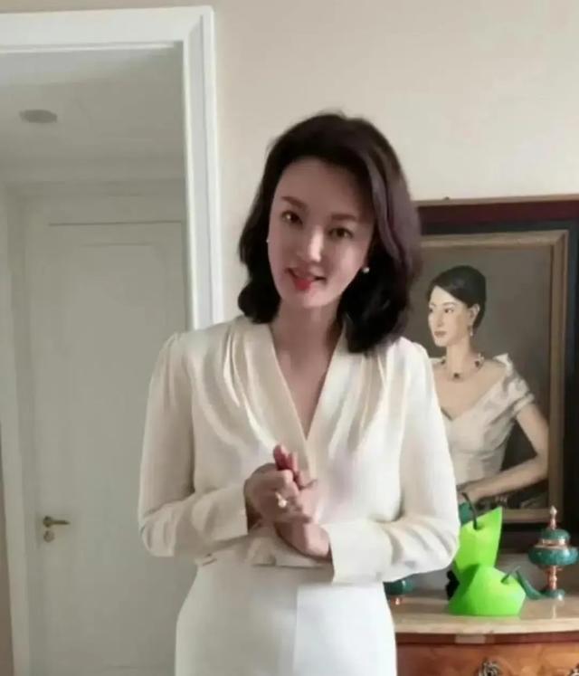 华体会体育app下载-怪不得都叫她人间尤物，这是当年最美央视春晚主持人刘芳菲
